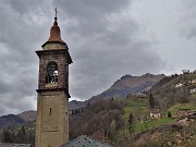 77 Vista sul campanile della chiesa e sul Pizzo dei Tre Signori